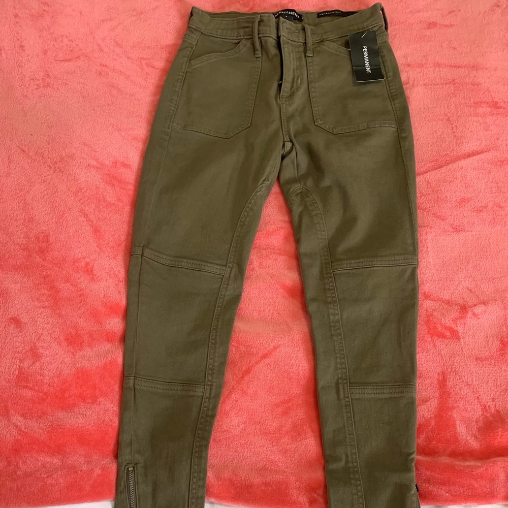 Women/Junior high rise skinny jean. Color: olive